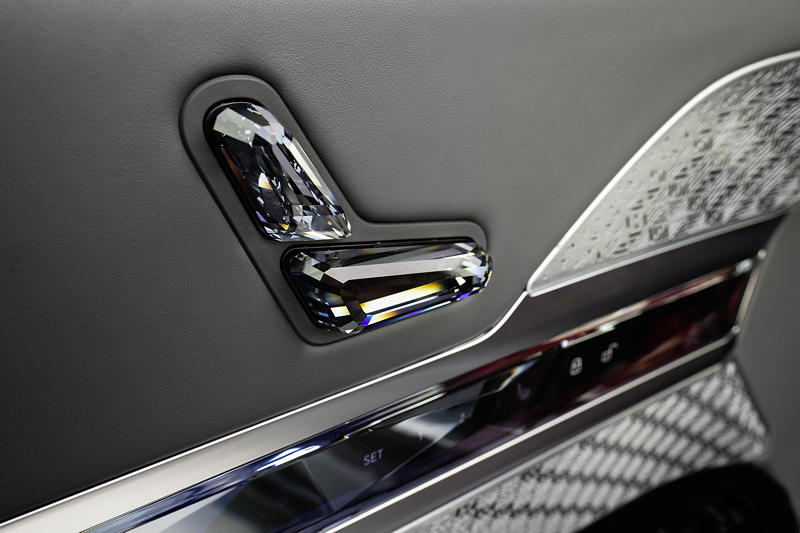  Der neue BMW 760i xDrive, optional mit exklusiven Glas-Applikationen, u. a. für die Bedieneinheit der Sitzverstellung.