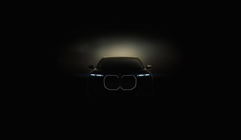 Die neue BMW 7er-Reihe (G70), Frontansicht mit beleuchteter Niere und extrem flachen Scheinwerfern