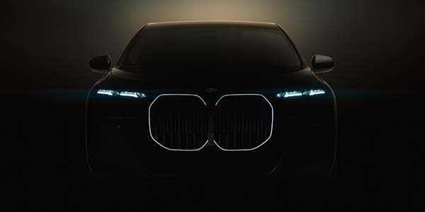 Die neue BMW 7er-Reihe (G70), Frontansicht mit beleuchteter Niere und extrem flachen Scheinwerfern