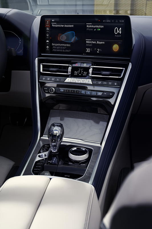 BMW M850i xDrive Cabrio (Facelift 2022, Modell G14 LCI), Mittelkonsole
