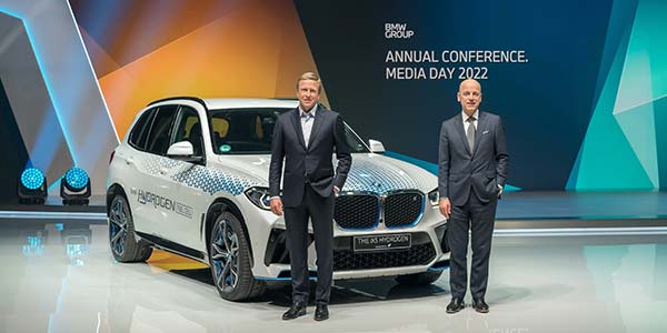 Oliver Zipse, Vorsitzender des Vorstands der BMW AG, und Dr. Nicolas Peter, Mitglied des Vorstands der BMW AG, Finanzen