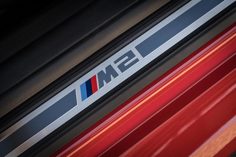 Der neue BMW M2 - Detail: Einstiegsleiste mit M2 Logo