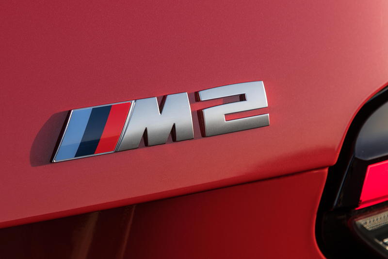 Der neue BMW M2 - Detail: Einstiegsleiste mit M2 Logo