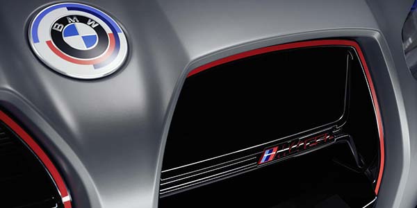 BMW M4 CSL, mit puristisch und gewichtsoptimiert gestaltetet BMW Niere, '50 Jahre BMW' Emblem