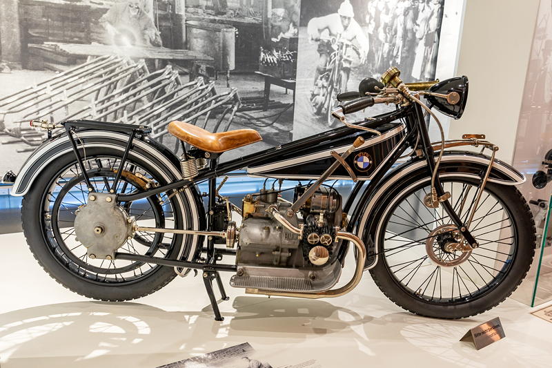 BMW Museum: BMW R32, Bauzeit: 1923 - 1926, 3.090 Einheiten gebaut, 2-Zylinder-Boxermotor, 8,5 PS, vmax: 95 - 100 km/h