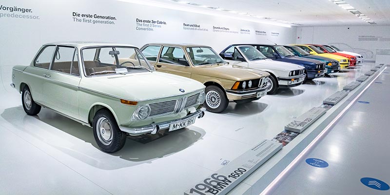  BMW Museum, BMW 3er-Reihe, vorne mit dem Vorgnger, dem BMW 1600