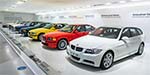 BMW Museum, BMW 3er-Reihe, vorne der BMW 335i der 5. 3er-Generation E90 (Bauzeit 2005-2013)