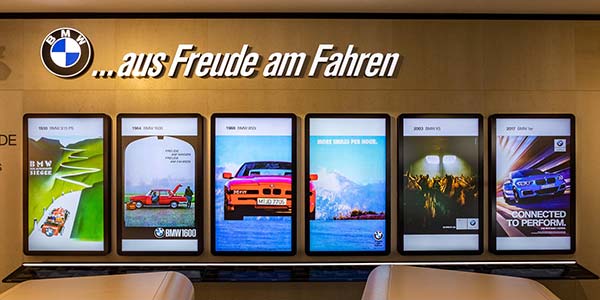 BMW Museum, Haus der Marke: Werbung für BMW Fahrzeuge aus früheren Zeiten
