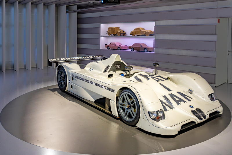 BMW Museum: BMW V12 LMR, V12-Motor, ArtCar von Jenny Holzer