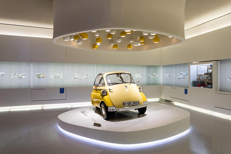 BMW Museum: BMW Isetta, Viertakter, 1 Zylinder, 245 ccm , 12 PS, vmax: 85 km/h