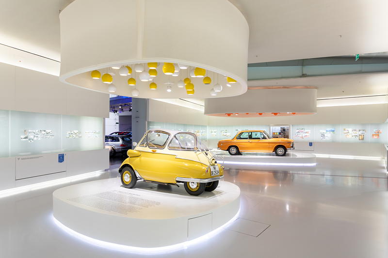 BMW Museum: BMW Isetta (vorne) und BMW 2002 TI