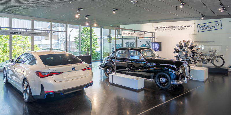 100 Jahre BMW Werk Mnchen: der erste im Werk produzierte PKW, der BMW 502, sowie der erste produzierte rein-elektrische BMW, der BMW i4 (vorne)