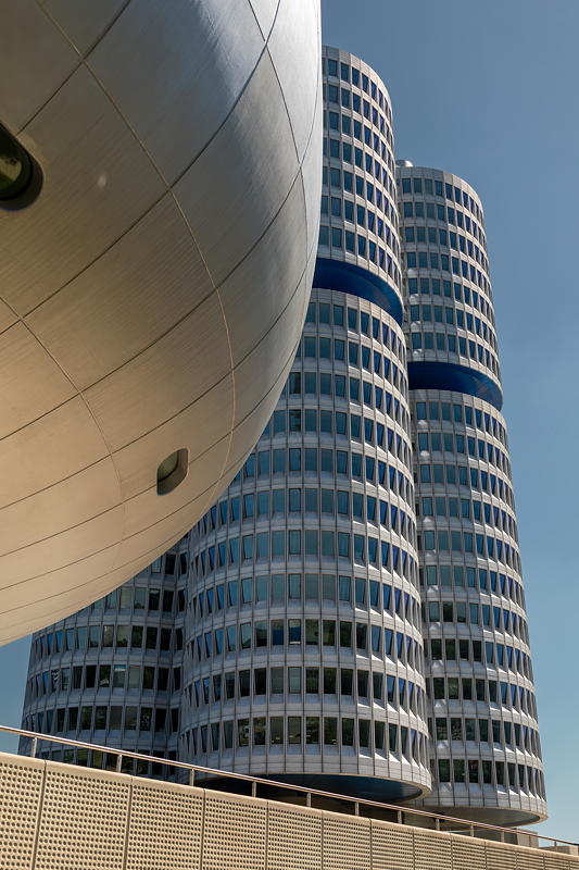  BMW Museumsschssel vor der Konzernzentrale '4-Zylinder'