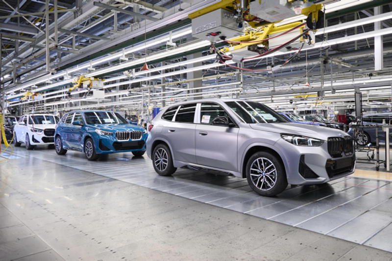 Vollelektrischer BMW iX1 im Finishbereich der Montage des BMW Group Werks Regensburg