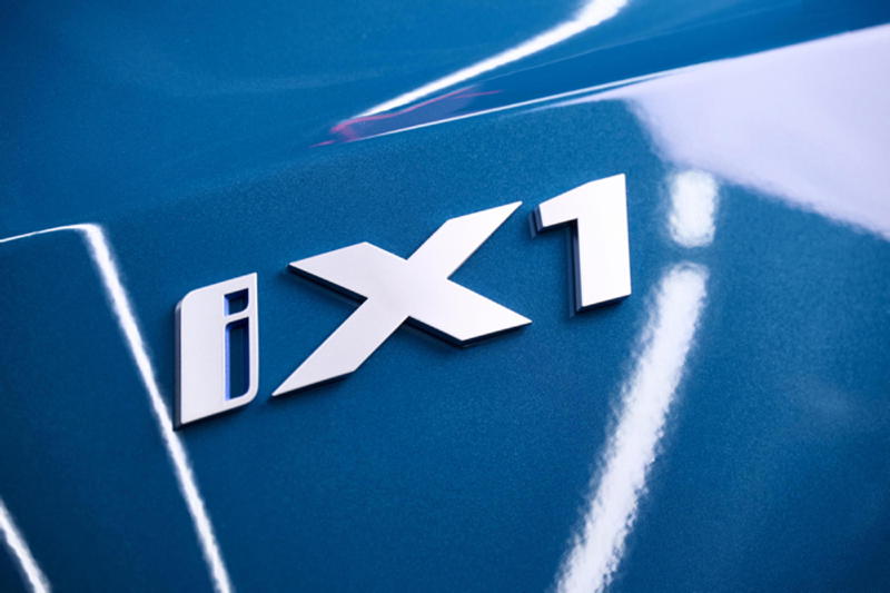 Logo des vollelektrischen BMW iX1