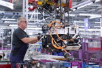 Mitarbeiter arbeitet an der Motor-Getriebeeinheit (HEAT) des vollelektrischen BMW iX1