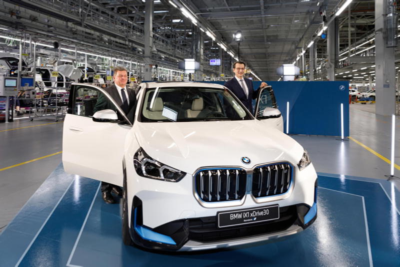  Christian Bernreiter (li.), Bayerischer Staatsminister fr Wohnen, Bau und Verkehr, und Milan Nedeljkoviv, Produktionsvorstand der BMW AG, testeten den neuen, vollelektrischen BMW iX1 zum Produktionsstart