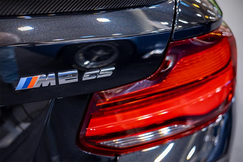 Essen Motor Show 2022: BMW M2 CS zum Verkauf, Typschild auf der Heckklappe