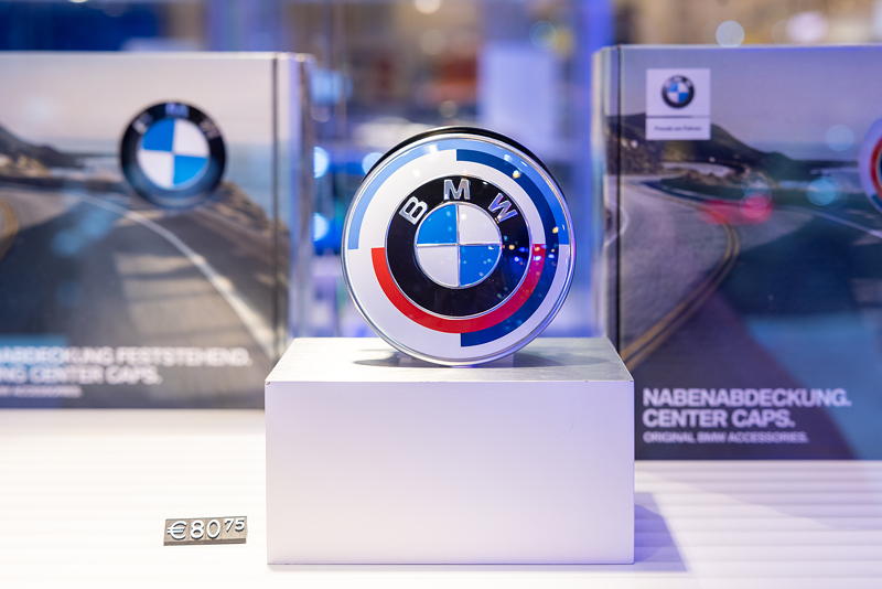 BMW M Performance Zubehör auf der Essen Motor Show 2022, hier '50 Jahre BMW M' Emblem (Preis: 80,75 Euro)