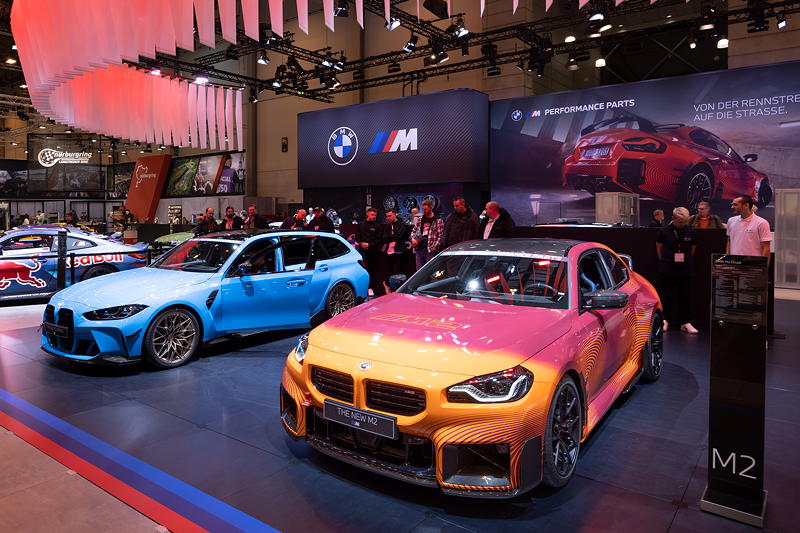 Weltpremiere auf der Essen Motor Show 2022: BMW M2 mit BMW M Performance Parts neben einem BMW M3 Touring