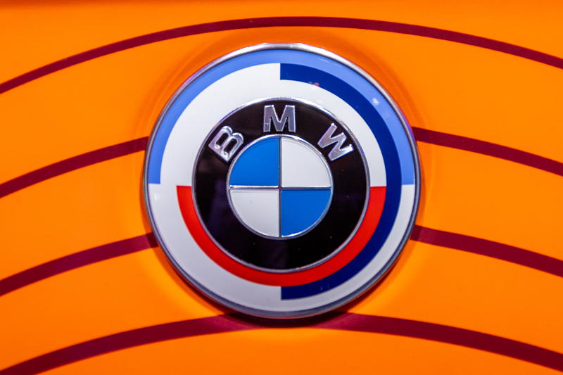 Essen Motor Show 2022: BMW M2 mit BMW M Performance Parts: '50 Jahre BMW M' Logo (200 Euro)