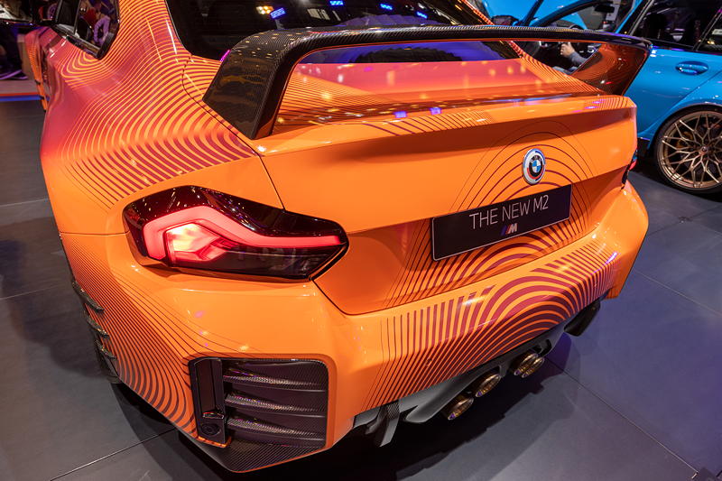 Essen Motor Show 2022: BMW M2 mit BMW M Performance Parts, Heckansicht mit dem Heckspoiler Carbon, Titan Abgasanlage
