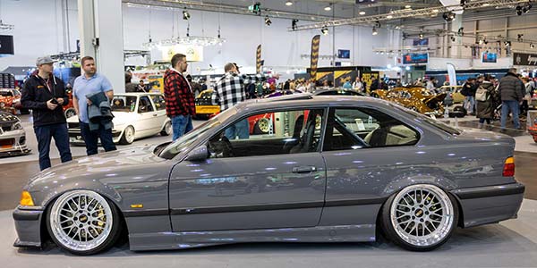 BMW 328i in der tuningXperience, Essen Motor Show 2022, in BMW Individualfarbe 'Grigio Telesto Metallic'