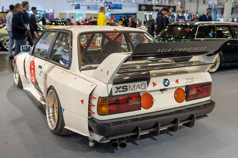 BMW 3er (E30) in der tuningXperience, Essen Motor Show 2022, mit verbreiterten Seitenteilen hinten, Seitenschweller, Heckflgel