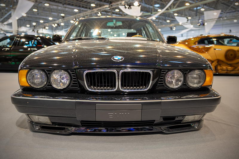 BMW 540i in der tuningXperience, Essen Motor Show 2022, mit orig. BMW M60B40 V8-Motor. 286 PS