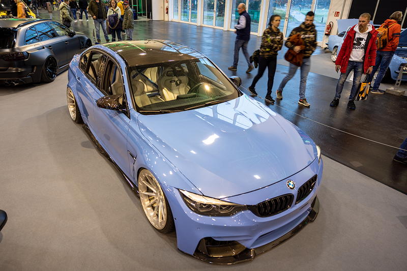 BMW M3 Competition in der tuningXperience, Essen Motor Show 2022, mit Carbon 'CS' Frontspoiler und Carbon PSM Seitenschweller