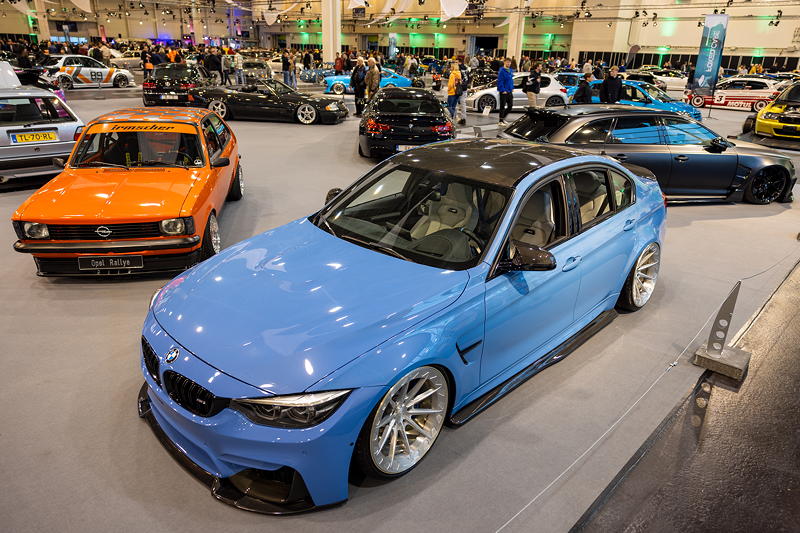 BMW M3 Competition in der tuningXperience, Essen Motor Show 2022, in BMW Individual Farbe 'Yas-Marina Blue metallic'