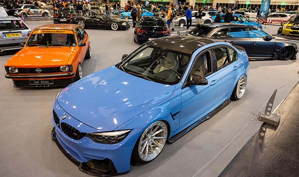 BMW M3 Competition in der tuningXperience, Essen Motor Show 2022, in BMW Individual Farbe 'Yas-Marina Blue metallic'