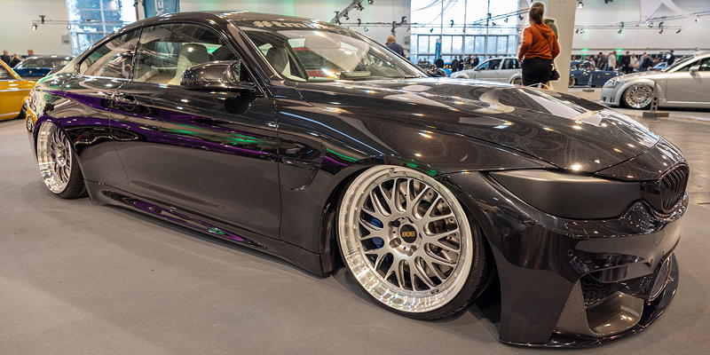 BMW M4 (F82), Baujahr 2015, schwarz-metallic, in der tuningXperience, Essen Motor Show 2022