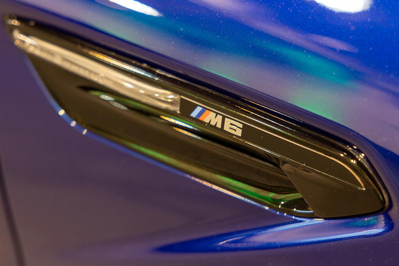 BMW M6 Cabrio in der tuningXperience, Essen Motor Show 2022, seitliche Kieme mit M6 Schriftzug