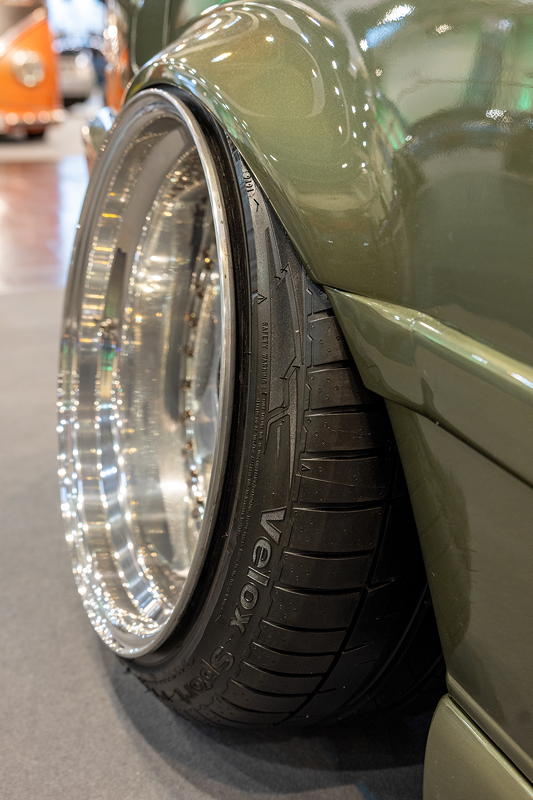 BMW 323i in der tuningXperience, Essen Motor Show 2022, 3-teilige 'OZ' Futura Felgen: 12J x 17 Zoll mit 245/35/17 (HA)