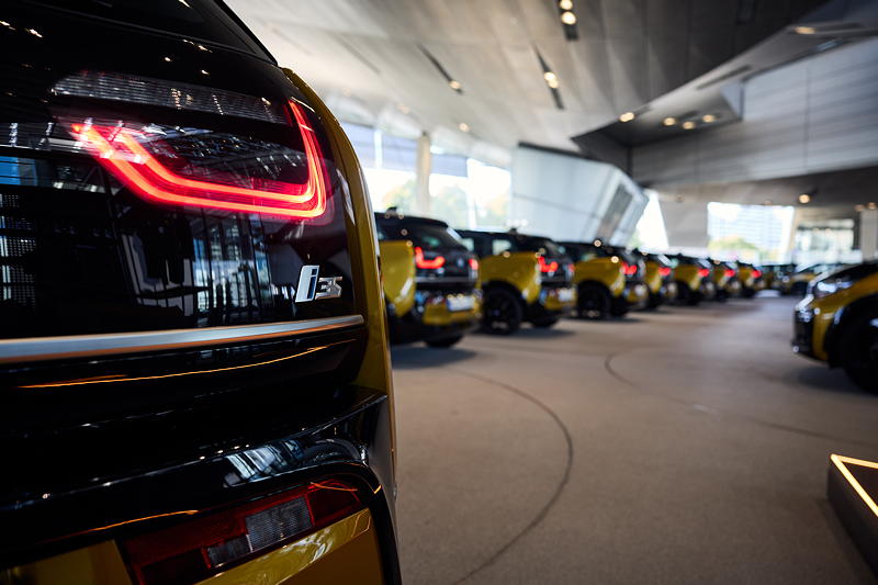 Endspurt in der BMW Welt: 18 goldene BMW i3 wurden am 2. August ausgeliefert