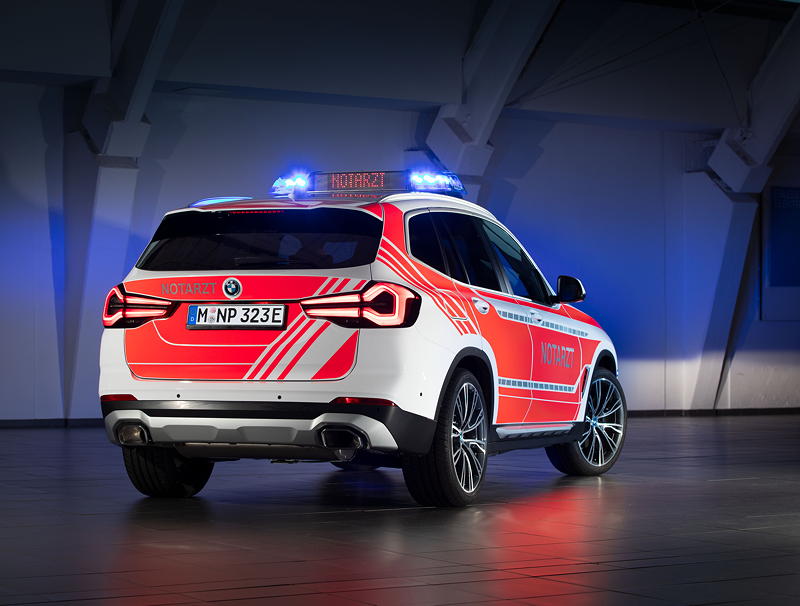 BMW auf der Interschutz 2022. Notarzt-Fahrzeug BMW X3 xDrive30e.