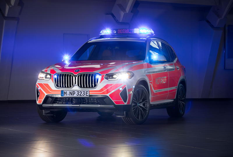 BMW auf der Interschutz 2022. Notarzt-Fahrzeug BMW X3 xDrive30e 