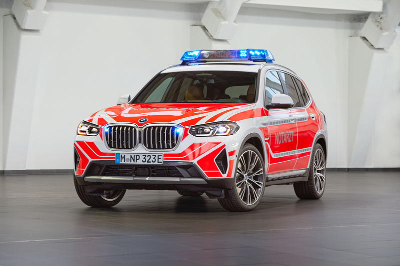 BMW auf der Interschutz 2022. Notarzt-Fahrzeug BMW X3 xDrive30e.