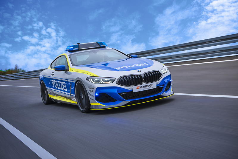 Polizei-Fahrzeug BMW M850i.