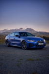 Der Mattlack des neuen BMW i4 M50 in Frozen Portimao Blue wurde ohne fossile Rohstoffe hergestellt und basiert auf organischen Abfällen.