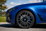 Der Mattlack des neuen BMW i4 M50 in Frozen Portimao Blue wurde ohne fossile Rohstoffe hergestellt und basiert auf organischen Abfllen.