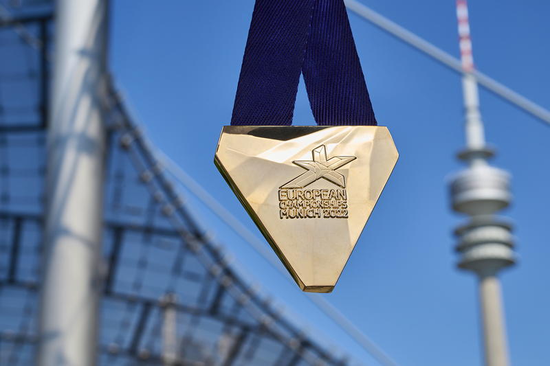 European Championships Munich 2022 - Goldene Medaille vor dem Olympiaturm