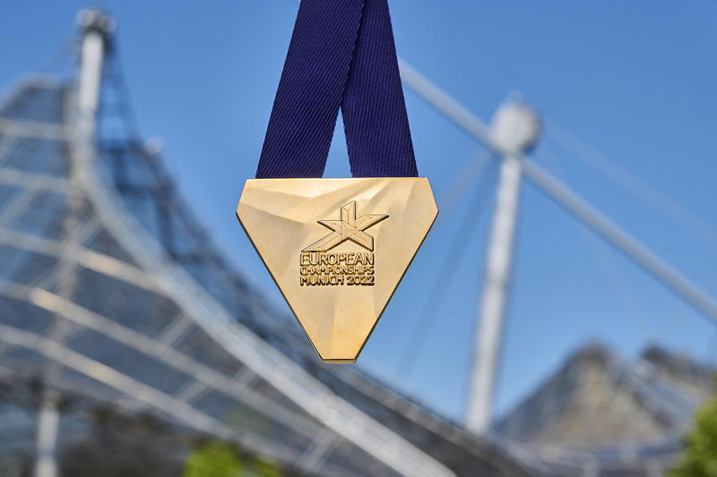 European Championships Munich 2022 - Goldene Medaille vor dem Dach des Olympiastadions