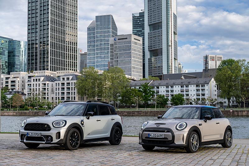  MINI Electric und MINI Cooper SE Countryman.