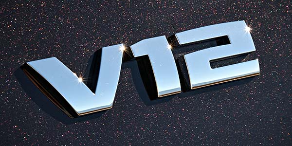V12-Emblem