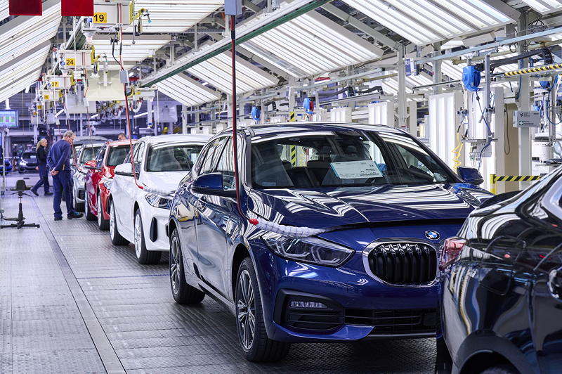 BMW Group Werk Leipzig, Fahrzeugproduktion: im Lichttunnel im Montage Finish