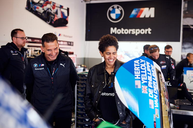 Julie Mehretu beim Rolex 24 in Daytona, 2023. Foto: Julian Kroehl