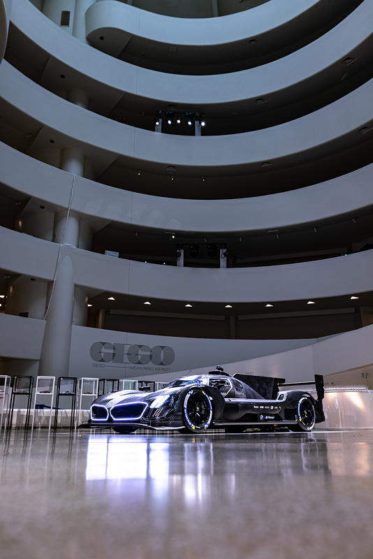 BMW M Hybrid V8 im Guggenheim Museum (New York).