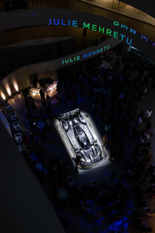 BMW M Hybrid V8 im Guggenheim Museum (New York).